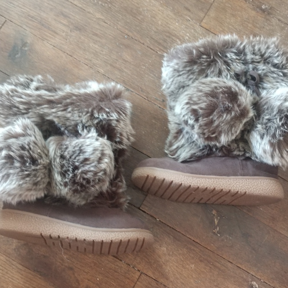Old Navy fur boots